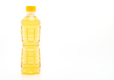 şişe buzlu çay ve yeşil çay beyaz arka plan üzerinde