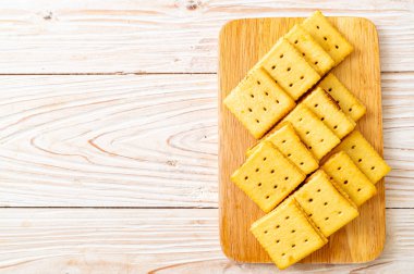 ananas reçeli ile peynirli bisküvi