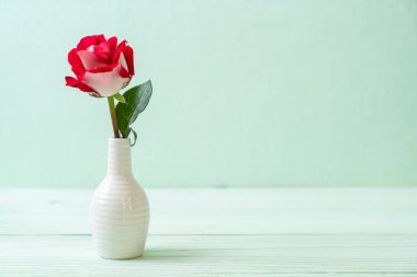 Tahtadaki kırmızı gül 