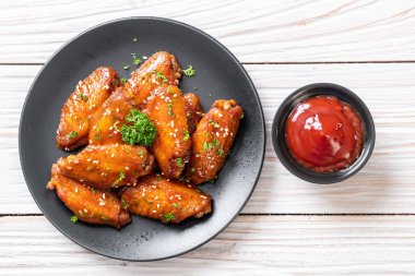 Barbekü tavuk kanatları beyaz susam ile