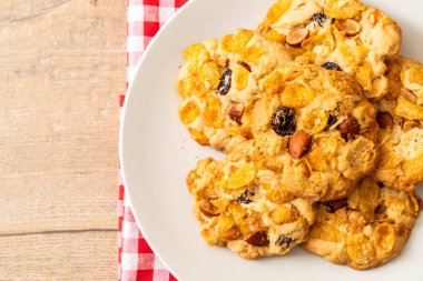 Mısır gevreği üzüm ve badem ile kurabiye