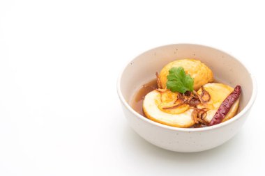 Haşlanmış yumurta demirhindi soslu kızarmış