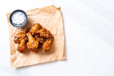 Soslu kızarmış tavuk.