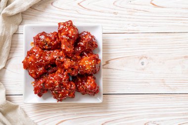 Baharatlı soslu kızarmış tavuk 