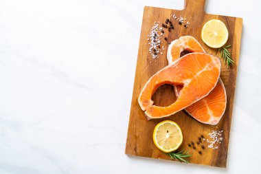 taze çiğ somon fileto biftek