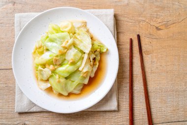 Balık soslu tavada kızartılmış lahana