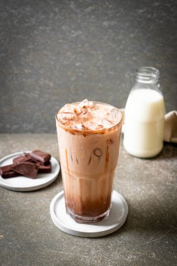 Buzlu çikolata milkshake içecek