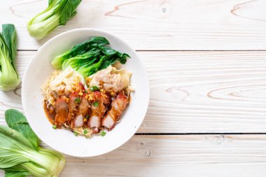 yumurta noodle ile kırmızı kavrulmuş domuz etli mantı