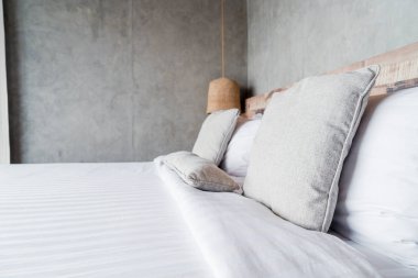 yatakta güzel rahat yastıklar