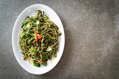 Istiridye sosu ile Kızarmış ayçiçeği Sprout