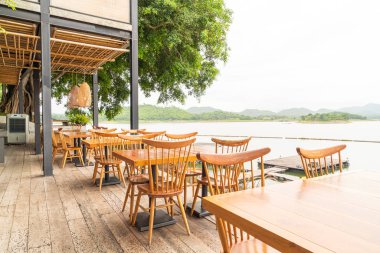 kafe restoranda ahşap masa ve sandalye