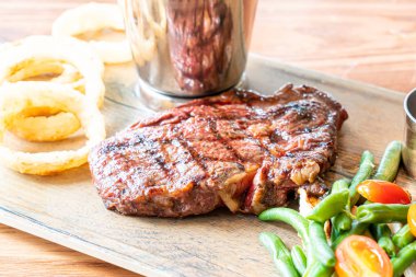 sebze ve patates kızartması ile Orta nadir Sığır biftek