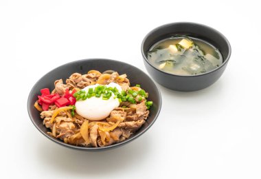 Yumurtalı domuz pirinci kasesi (Donburi) - Japon yemeği tarzı.