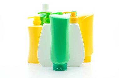 Beyaz arka plan üzerinde şampuan veya saç kremi şişe