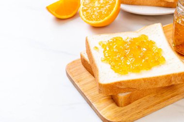 Portakal reçelli ekmek dilimleri 