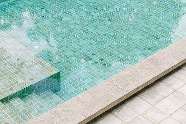 Yüzme havuzunda merdiven 