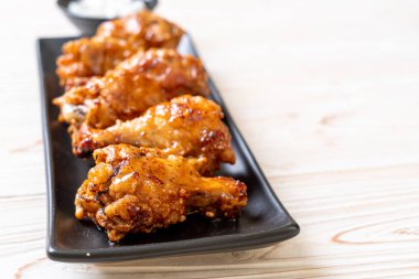 Soslu kızarmış tavuk.