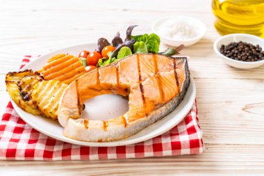 sebze ile ızgara somon biftek fileto