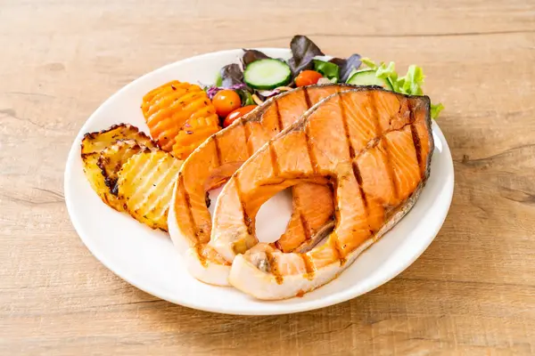 sebze ile ızgara somon biftek fileto