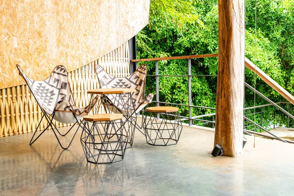 boş açık veranda sandalye