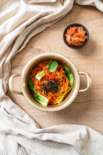 sebze ve kimchi Koreli anlık erişte