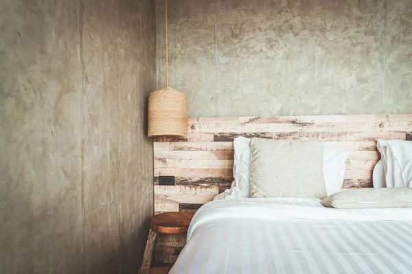 yatakta güzel rahat yastıklar