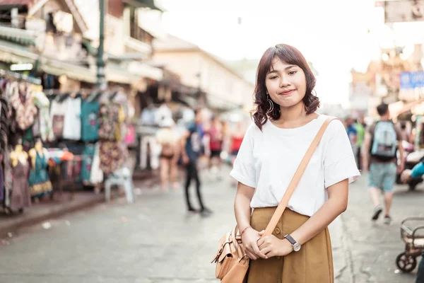 Happy en mooie Aziatische vrouw reizen op Khao Sarn Road, Tha — Stockfoto