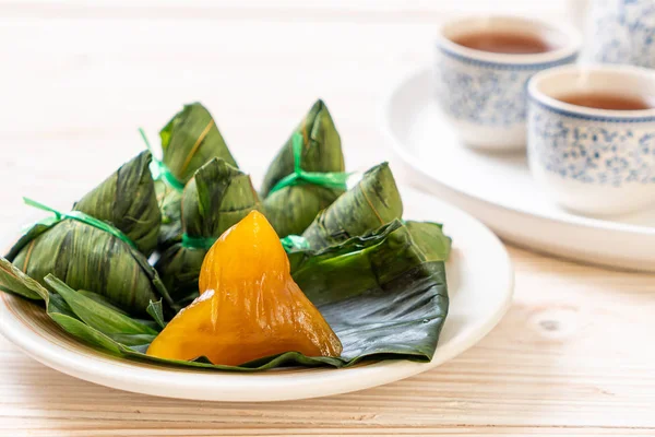 Zongzi ou boulettes de riz collantes chinoises traditionnelles — Photo