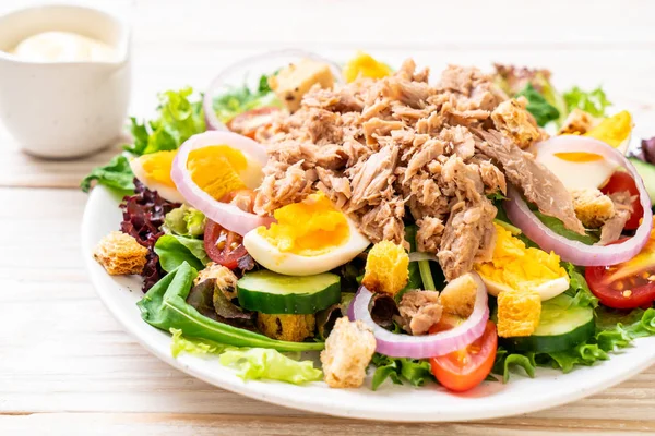 Atum com salada de legumes e ovos — Fotografia de Stock