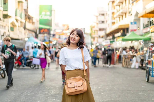 Glückliche und schöne asiatische Frau, die an der khao sarn Straße reist, tha — Stockfoto