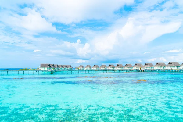 Vackra tropiska Maldiverna Resort hotell och ö med strand a — Stockfoto