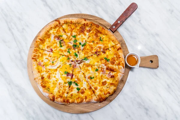 Hawai pizza ahşap tepsi