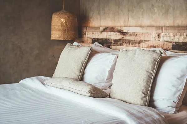 yatakta güzel rahat yastıklar