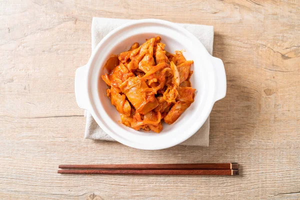 kimchi ile tavada kızartılmış domuz eti