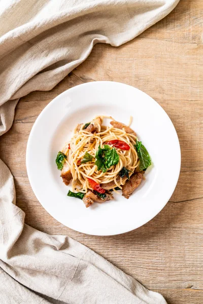 tavuk ve fesleğen ile karıştırın-kızarmış spagetti