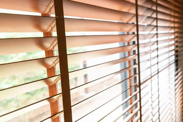 Persiane in legno sulla finestra del soggiorno — Foto Stock