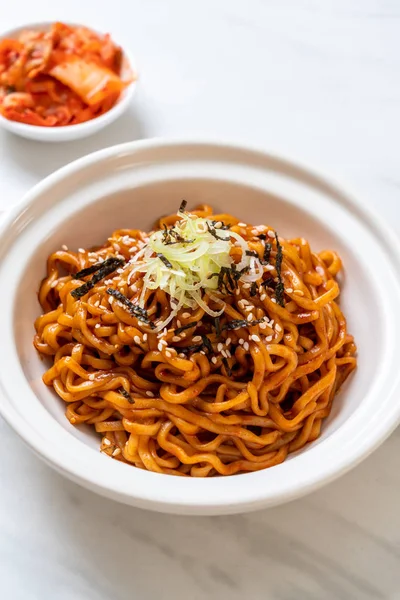 Kore sıcak ve baharatlı anlık noodle kimchi ile