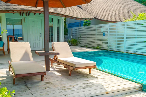 Beach chair with swimming pool and sea background in Maldives — Stock Photo, Image