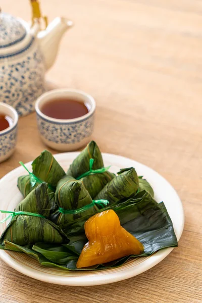 Zongzi nebo tradiční čínské Lepkavé rýžové knedlíky — Stock fotografie