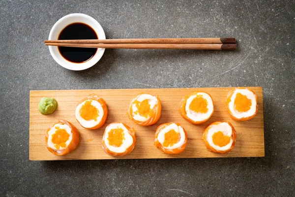 mayonez ve karides yumurta ile taze somon suşi rulo