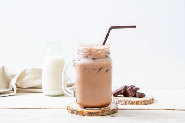 Buzlu çikolata milkshake içecek — Stok fotoğraf