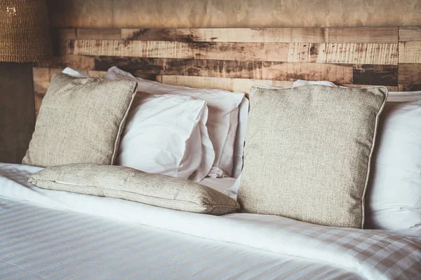 yatakta güzel rahat yastıklar