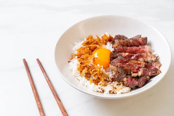 yumurta ile tepesinde pirinç kase dilimlenmiş sığır eti