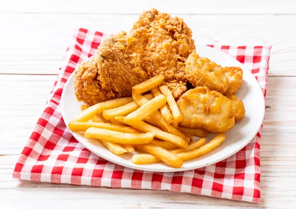 patates kızartması ve nuggets yemek kızarmış tavuk