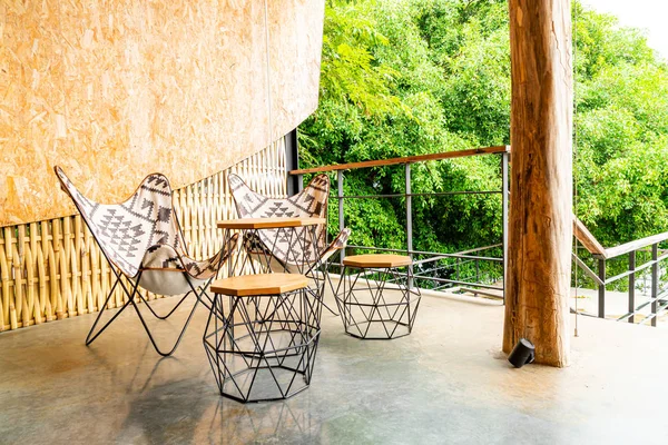 Pusty odkryte patio krzesła — Zdjęcie stockowe