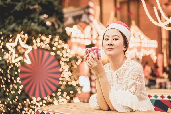 hediye ile gülümseyen güzel genç Asyalı kadın portresi