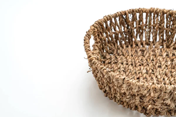 Beyaz arkaplanda hasır sepet