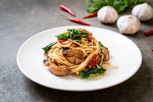 tavuk ve fesleğen ile karıştırın-kızarmış spagetti