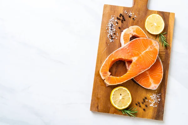 taze çiğ somon fileto biftek