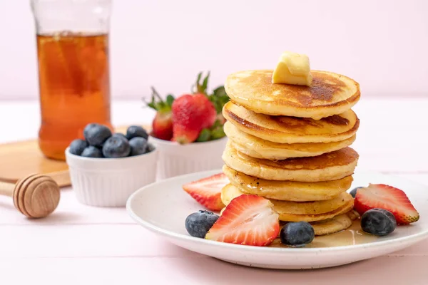 Pannkaka med jordgubbar, blåbär och honung — Stockfoto